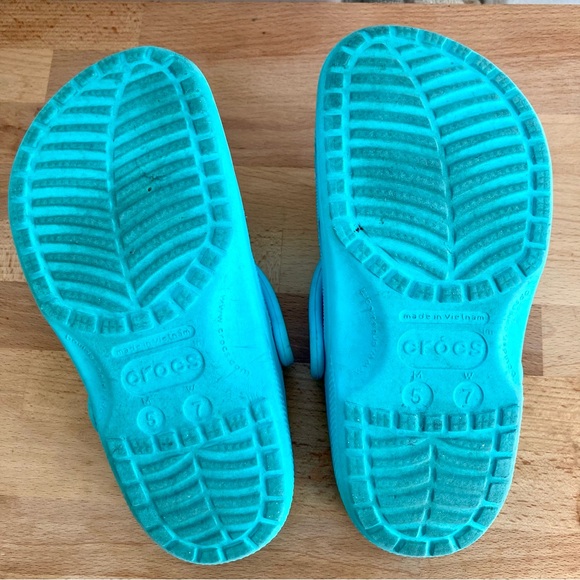 Crocs M5/W7 Classic Clog with permanent Jibbitz and 2 extra - Picture 6 of 14